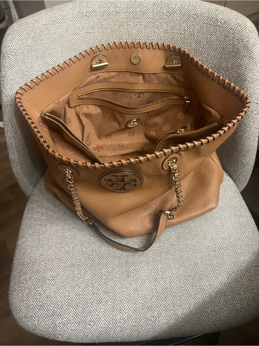 Tory Burch Caramel Pebbled Leather Chain-Detail Tote - Picture 4 of 6